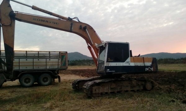 ขายรถแบคโฮ KOMATSU PC 200-5 คอนโทลนยาวไฟ้ฟ้เเต็มทะเบียนพร้อม