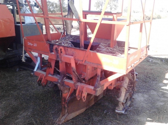 รถไถ  M 7040  ปี 53   อุปกร มี ผานหน้า  ผานหลัง  + ผาน 3 +เครืองปลูกอ้อย   ช.ม  3000  ราคาขาย  440000 บาท  สอบถามที  วันทูคอล 0986683479 dtac 0991751349 สิทธิ์ คับ