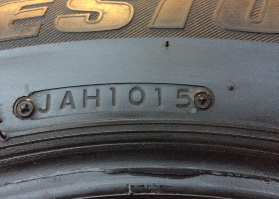 ยาง Bridgestone 215 65 15 ปี15 ดอกเต็ม ไม่มีปะ ราคาไม่แพง ยาง Bridgestone 215 65 15 ปี15 ดอกเต็ม ไม่มีปะ ราคาไม่แพง