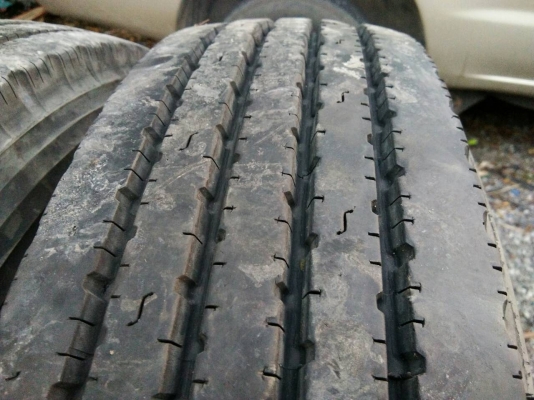 ขายยาง 825R16 บริดสโตน ปี13 พร้อมยางในยางรอง ดอกยางเต็มใช้งานน้อย จำนวน 2 เส้น 5800