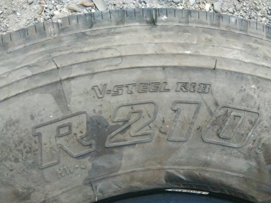 ขายยาง 825R16 บริดสโตน ปี13 พร้อมยางในยางรอง ดอกยางเต็มใช้งานน้อย จำนวน 2 เส้น 5800