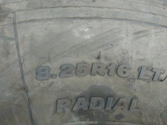 ขายยาง 825R16 บริดสโตน ปี13 พร้อมยางในยางรอง ดอกยางเต็มใช้งานน้อย จำนวน 2 เส้น 5800