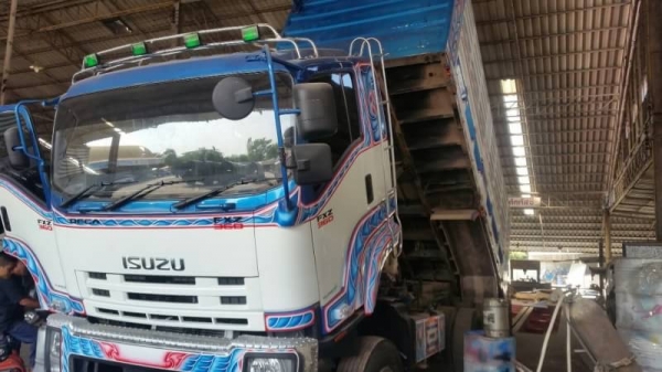 ขายสิบล้อ Isuzu เครื่อง 360 แรง ปี 57 ดัมพ์คอกเกษตร มีระบบลากพ่วง ทะเบียนพร้อม