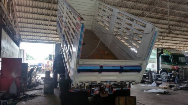 ขายสิบล้อ Isuzu เครื่อง 360 แรง ปี 57 ดัมพ์คอกเกษตร มีระบบลากพ่วง ทะเบียนพร้อม
