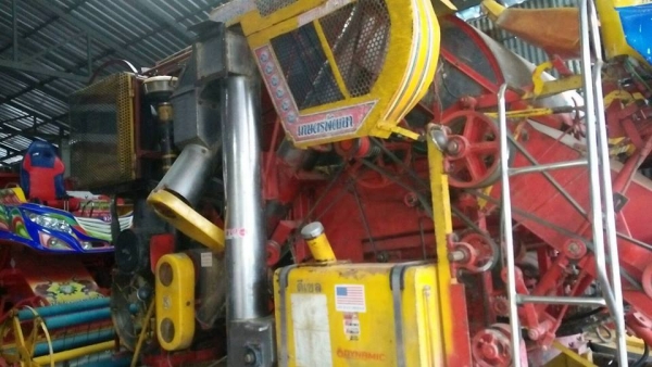 ขายรถเกี่ยวข้าวเกษตร พัฒนาเจ้าช้างไวไฟ ปี52 เครื่อง HINOJO8C 260เทอร์โบว์ ช่วงล่าง12ปั๊ม23