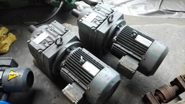 ** SOLD ** มอเตอร์เกียร์ Sew 5.5 HP ทด 1:50 (30rpm) 380V พร้อมใช้งาน ** SOLD ** มอเตอร์เกียร์ Sew 5.5 HP ทด 1:50 (30rpm) 380V พร้อมใช้งาน