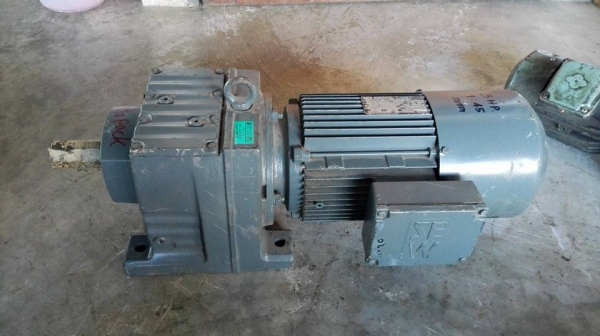 ** SOLD ** มอเตอร์เกียร์ Sew 3 HP มีเบรค ทด 1:45 (31rpm) 380V พร้อมใช้งาน ** SOLD ** มอเตอร์เกียร์ Sew 3 HP มีเบรค ทด 1:45 (31rpm) 380V พร้อมใช้งาน
