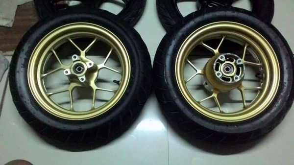 ล้อแม็กเดิมแท้ติดรถ MSX กับ MIO พร้อมยางเดิมๆ ครับ