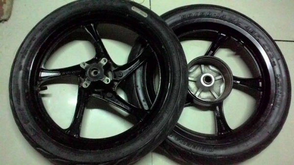 ล้อแม็กเดิมแท้ติดรถ MSX กับ MIO พร้อมยางเดิมๆ ครับ