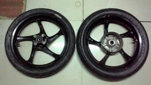 ล้อแม็กเดิมแท้ติดรถ MSX กับ MIO พร้อมยางเดิมๆ ครับ