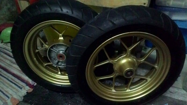 ล้อแม็กเดิมแท้ติดรถ MSX กับ MIO พร้อมยางเดิมๆ ครับ