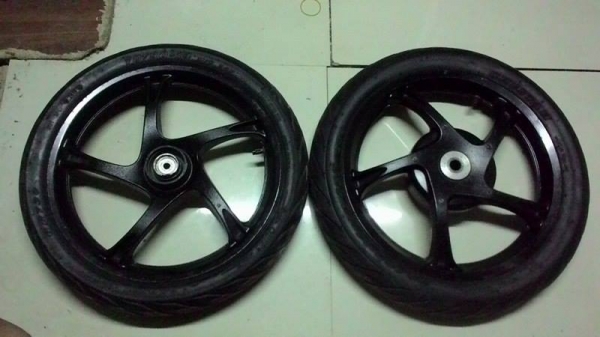 ล้อแม็กเดิมแท้ติดรถ MSX กับ MIO พร้อมยางเดิมๆ ครับ