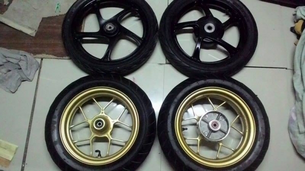 ล้อแม็กเดิมแท้ติดรถ MSX กับ MIO พร้อมยางเดิมๆ ครับ