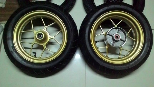 ล้อแม็กเดิมแท้ติดรถ MSX กับ MIO พร้อมยางเดิมๆ ครับ