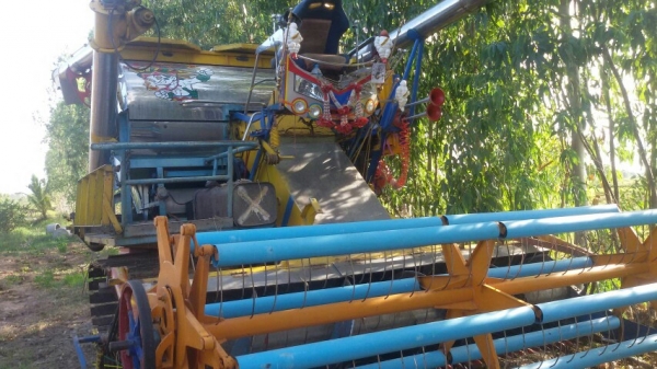 ขายรถเกี่ยวข้าวบิ้วใหม่อู่เพชรเจริญ12-22-260