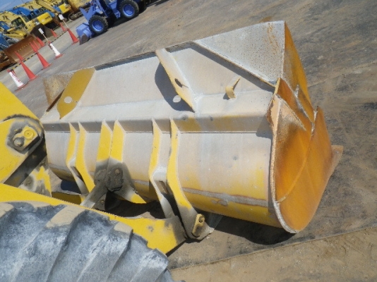 ขาย : รถตัก ยี่ห้อ : KOMATSU  รุ่น : WA100-3  สี : เหลือง