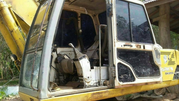 ขายรถแบคโฮ KOBELCO SK200-/// เอกสารอินวอย ระบบไฟเต็ม ซีเรียลสูงเก๋งเทา ราคา 730000