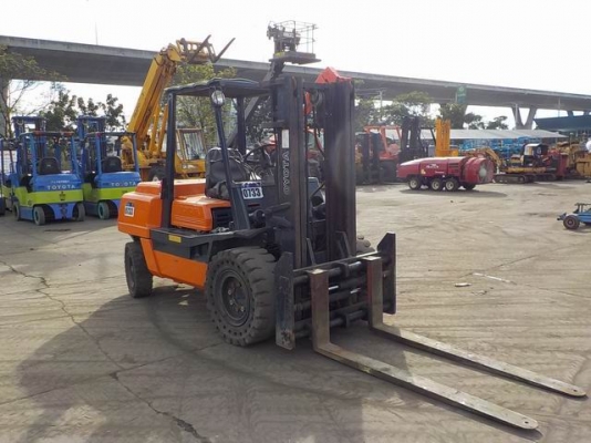 ขายรถยก4.5ตัน..รถนอกเอกสารกรมศุลากรพร้อม.สวยจากนอก