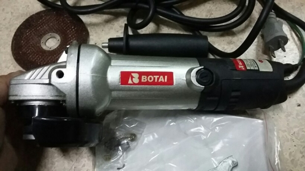 เจียร์หรือลูกหมู 4 นิ้ว ราคาเบาหวิว ของใหม่มือ 1 ครับ  รอบจัดกำลังดี  ราคาเบา ๆ ให้เพื่อนสมาชิก มีติดบ้านไว้ใช้งานกันครับ ราคา 450 บาท รวมส่งธรรมดาครับ อุปกรณ์มาครบตามรูปครับ