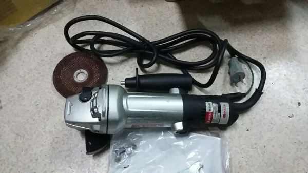 เจียร์หรือลูกหมู 4 นิ้ว ราคาเบาหวิว ของใหม่มือ 1 ครับ  รอบจัดกำลังดี  ราคาเบา ๆ ให้เพื่อนสมาชิก มีติดบ้านไว้ใช้งานกันครับ ราคา 450 บาท รวมส่งธรรมดาครับ อุปกรณ์มาครบตามรูปครับ