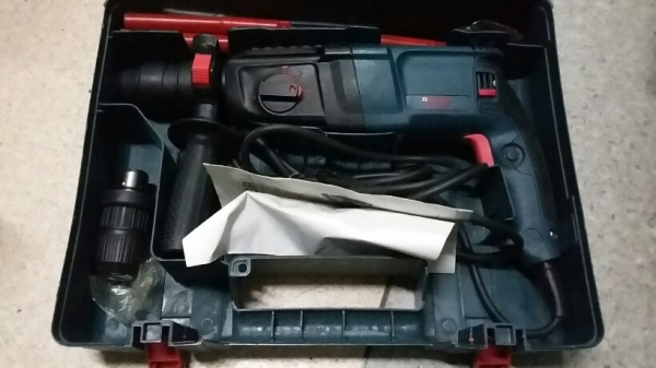 สว่านโรตารี่ 3 ระบบ เจาะ เจาะกระแทก สกัด หมุนซ้ายขวาได้ มีหัวจับดอกสว่านธรรมดา พร้อมดอกสว่านในกล่อง 1100 บาทรวมส่งธรรมดาครับ สว่านโรตารี่ 3 ระบบ เจาะ เจาะกระแทก สกัด หมุนซ้ายขวาได้ มีหัวจับดอกสว่านธรรมดา พร้อมดอกสว่านในกล่อง 1100 บาทรวมส่งธรรมดาครับ