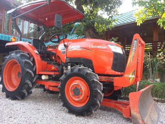คูโบต้า L3208SP 4 WD รถเกรด A พร้อมใบมีดดันหน้า คูโบต้า L3208SP 4 WD รถเกรด A พร้อมใบมีดดันหน้า