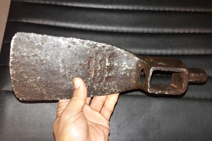 ขายจอบหงอนโบราณตราจระเข้สามดาว Made in Germany.มือสอง