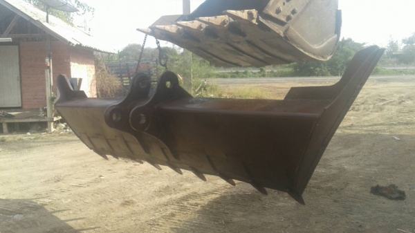 ขายบุ้งกี๋แบ็คโฮ 200