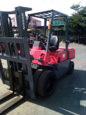 รถยกนิสสัน น้ำหนักยก 3 ตัน เครื่องดีเซล เกียร์ออโต้ เสาสูง 3 เมตรเข้าตู้ได้