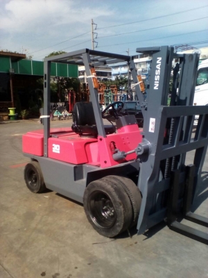 รถยกนิสสัน น้ำหนักยก 3 ตัน เครื่องดีเซล เกียร์ออโต้ เสาสูง 3 เมตรเข้าตู้ได้