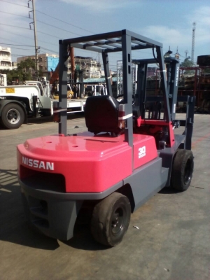 รถยกนิสสัน น้ำหนักยก 3 ตัน เครื่องดีเซล เกียร์ออโต้ เสาสูง 3 เมตรเข้าตู้ได้