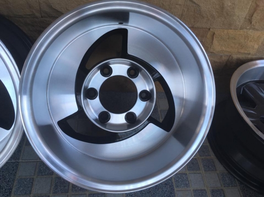 // แมกซ์ ขอบ 15 กว้าง 8.5 นิ้ว 6รู ทำสีปัดเงามาใหม่ หนาๆ//