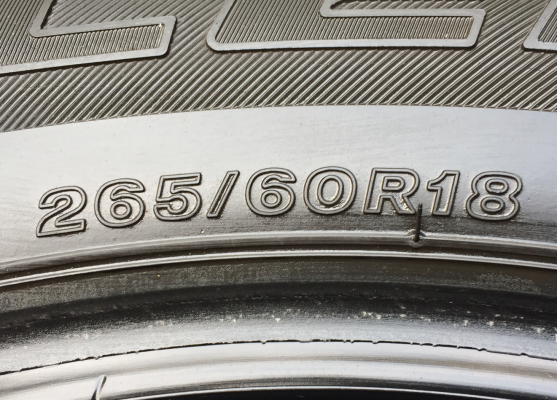 ยาง Bridgestone 265 60 18 ปลายปี15 ดอกเต็ม เนื้อนิ่ม ใช้ยาว ราคาไม่แพง