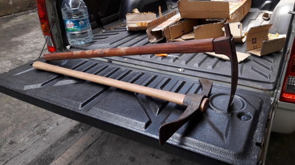 ขายอีเต้องานเก่าโบราณอังกฤษ Made in England.ด้ามไม้ตะเคียนหินสวยงามทนทาน