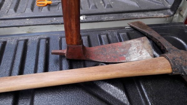 ขายจอบหงอนโบราณตราขวานไขว้เหล็กดียาว13" หน้าจอบ4" สวยๆ