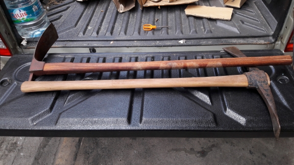 ขายจอบหงอนโบราณตราขวานไขว้เหล็กดียาว13" หน้าจอบ4" สวยๆ