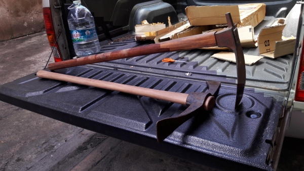 ขายจอบหงอนโบราณตราขวานไขว้เหล็กดียาว13" หน้าจอบ4" สวยๆ