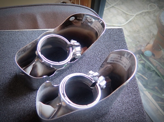 ปลายท่อไอเสีย คู่ Benz  1คู่ 1,800 บาท