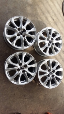 ขายล้อแม็กป้ายแดง mazda2 15"&times;5.5" et45 4รู100 สนใจติดต่อ ก.เจริญการยางครับ 081-3747940