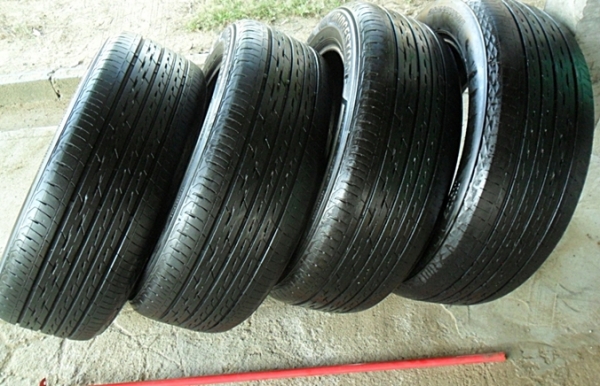 ยาง17 บริดสโตน 215-55-17ลงพื้นปี15 ดอกเกือบ1เซ็น GR-100