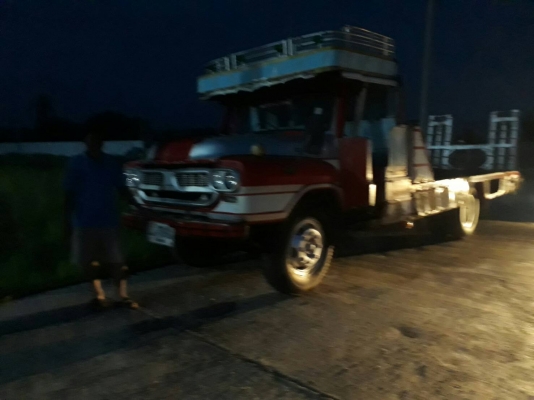 รถเทเลอร์หัวยาว  ยี่ห้ออีซซุ  มีสะพานขึ้น  ขนาด 125 แรงม้า