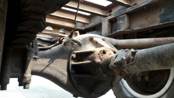 รถเทเลอร์หัวยาว  ยี่ห้ออีซซุ  มีสะพานขึ้น  ขนาด 125 แรงม้า