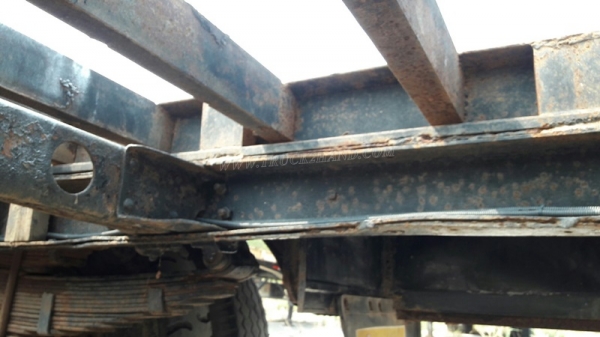 รถเทเลอร์หัวยาว  ยี่ห้ออีซซุ  มีสะพานขึ้น  ขนาด 125 แรงม้า