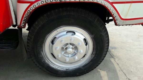 รถเทเลอร์หัวยาว  ยี่ห้ออีซซุ  มีสะพานขึ้น  ขนาด 125 แรงม้า