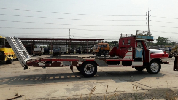 รถเทเลอร์หัวยาว  ยี่ห้ออีซซุ  มีสะพานขึ้น  ขนาด 125 แรงม้า