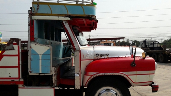 รถเทเลอร์หัวยาว  ยี่ห้ออีซซุ  มีสะพานขึ้น  ขนาด 125 แรงม้า