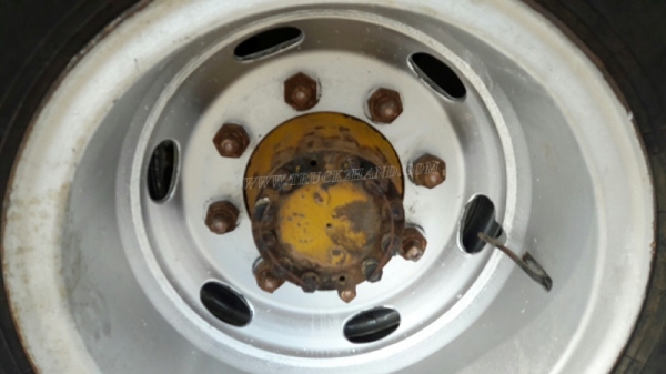 รถเทเลอร์หัวยาว  ยี่ห้ออีซซุ  มีสะพานขึ้น  ขนาด 125 แรงม้า