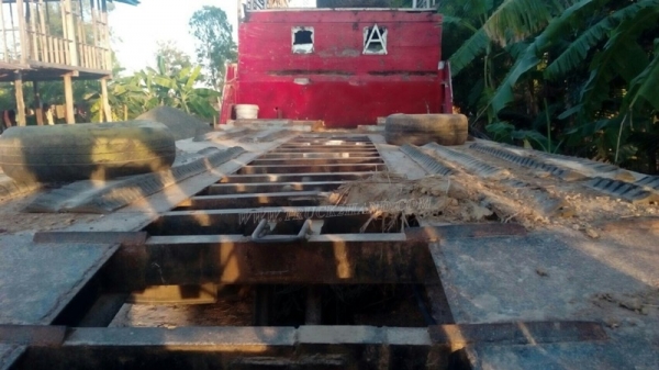 รถเทเลอร์หัวยาว  ยี่ห้ออีซซุ  มีสะพานขึ้น  ขนาด 125 แรงม้า