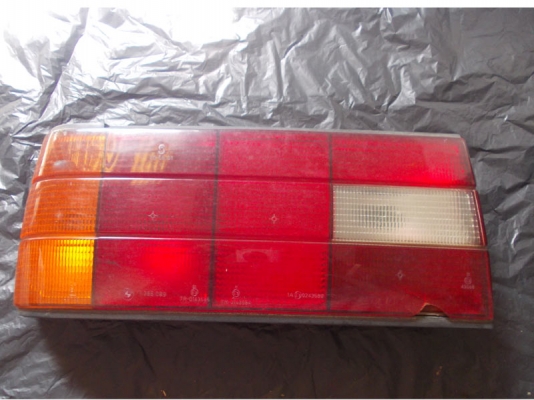 ไฟท้าย BMW M40  ข้างซ้าย มีรอยแตกครับ