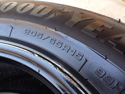 ยาง 205-65-15 GOOD YEAR ปี 15 ครบชุด 4 เส้น 3500  สวยๆไม่บวมไม่กินข้างดอกยางเหลือเยอะเอาไปวิ่งกันใด้อีกยาวค่ะ
